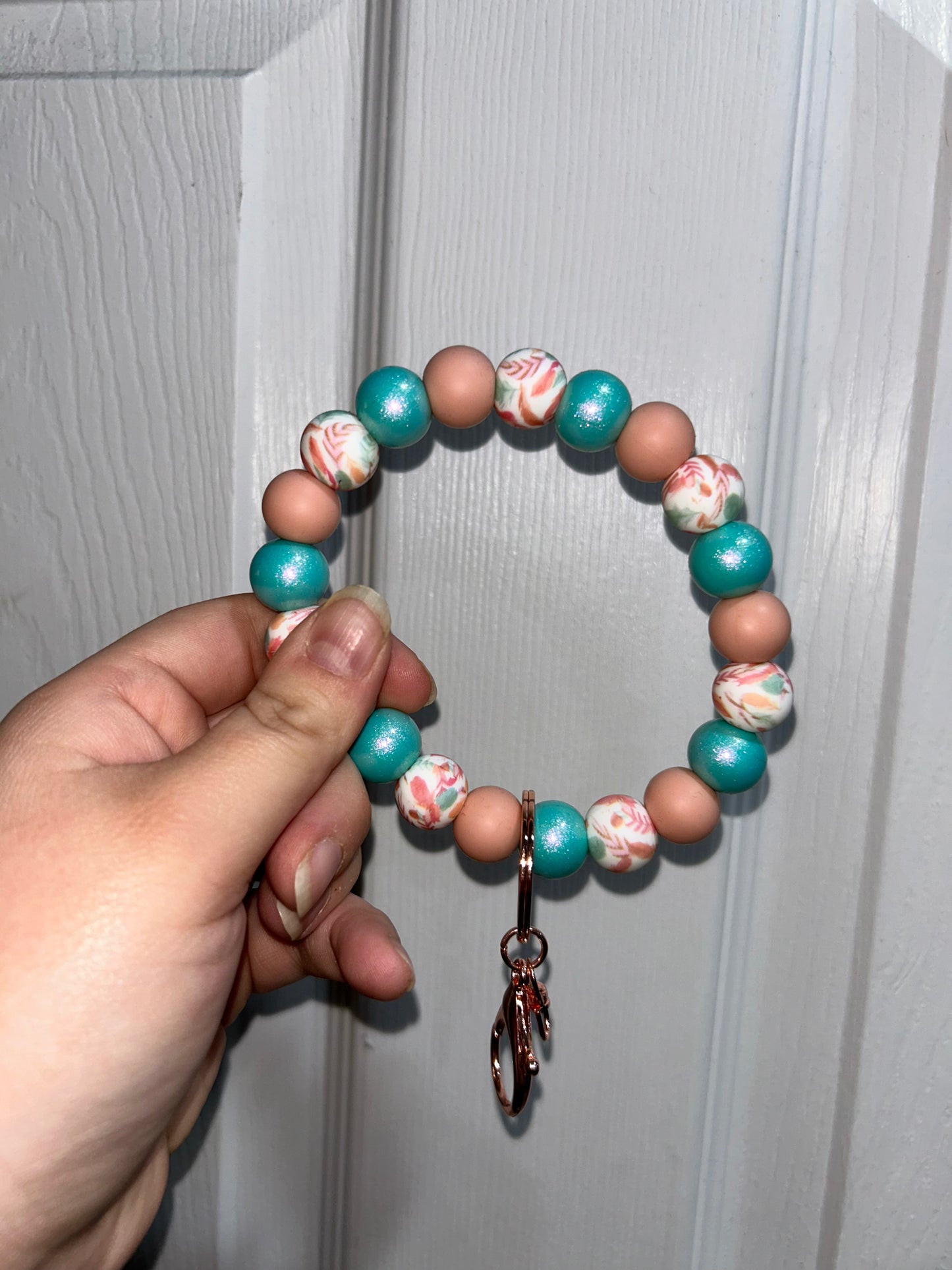 Non-stretch wristlet