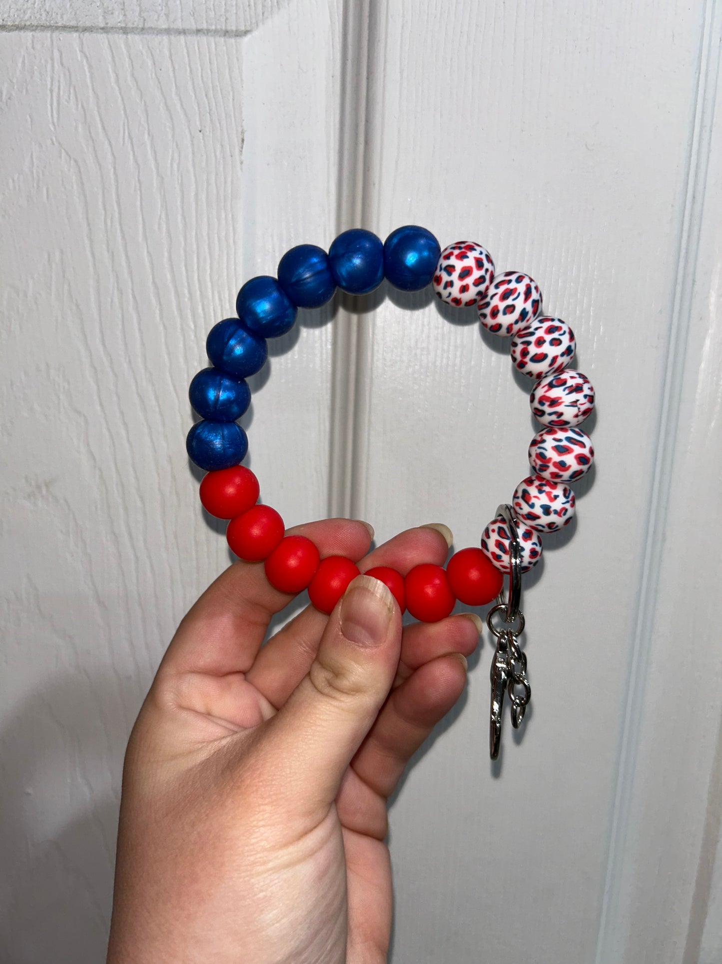 Non-stretch wristlet