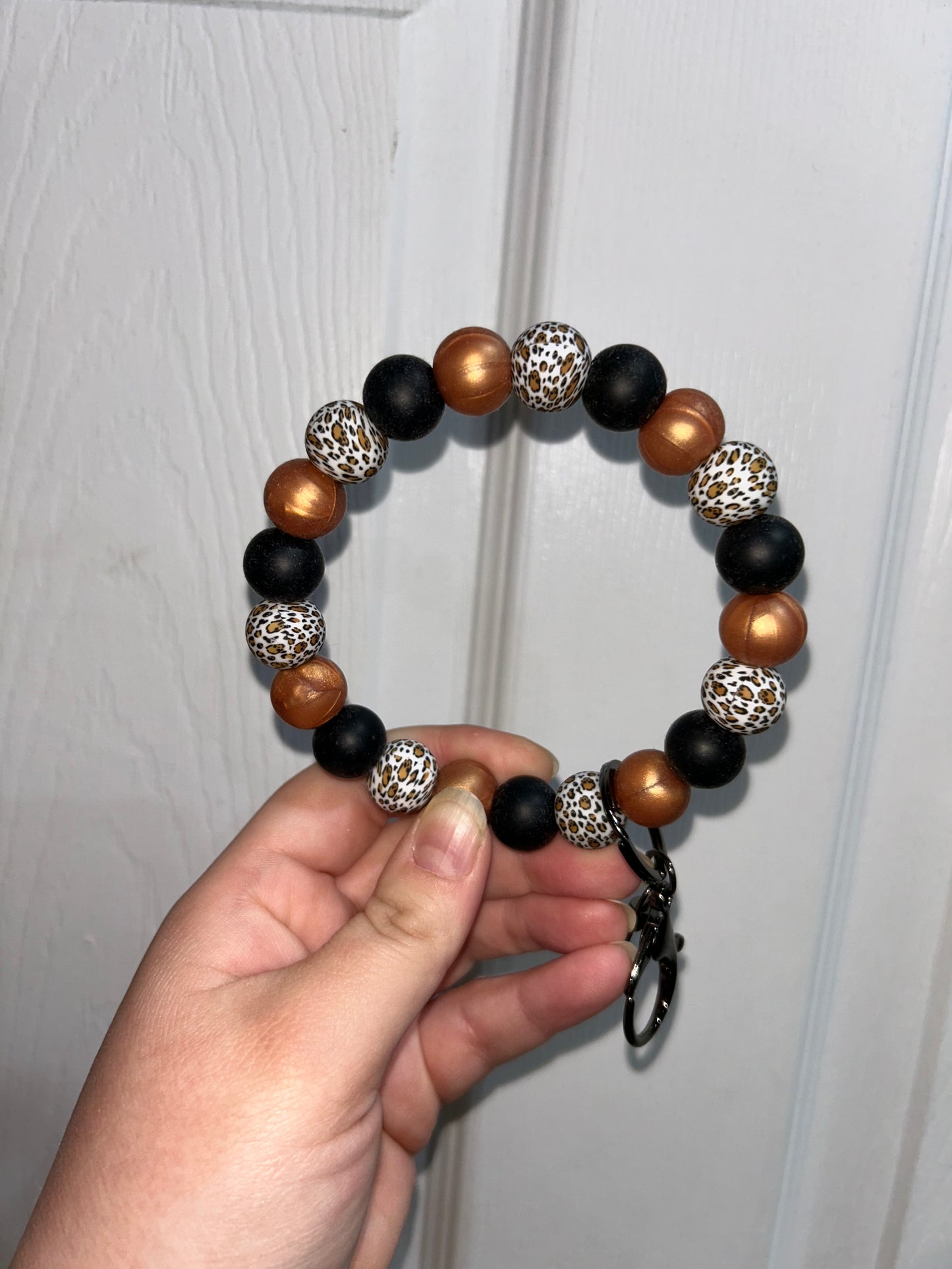 Non-stretch wristlet