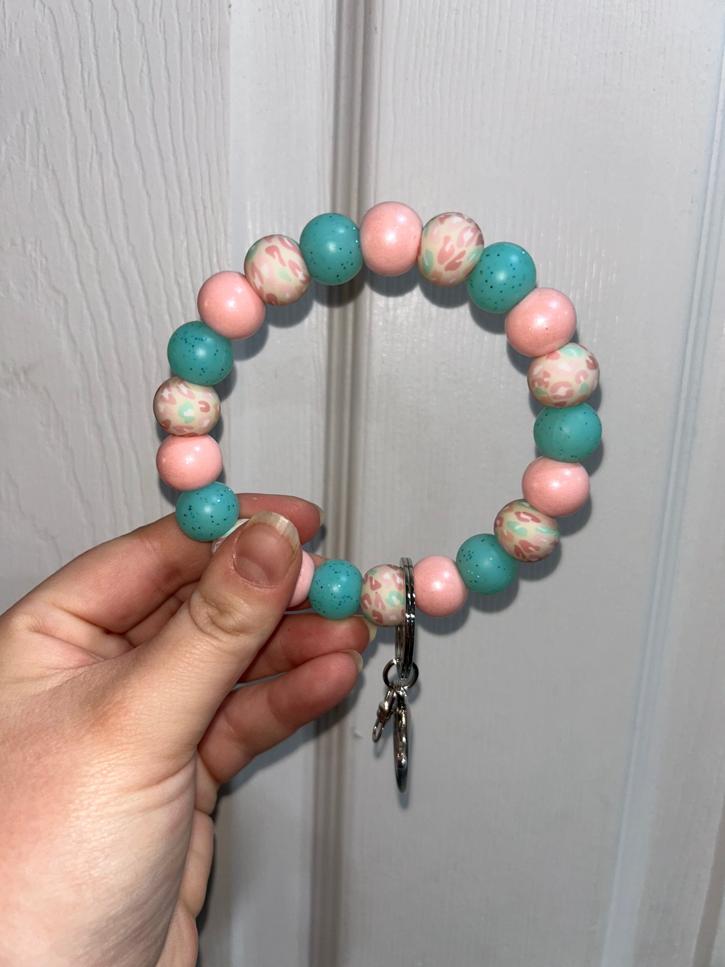 Non-stretch wristlet